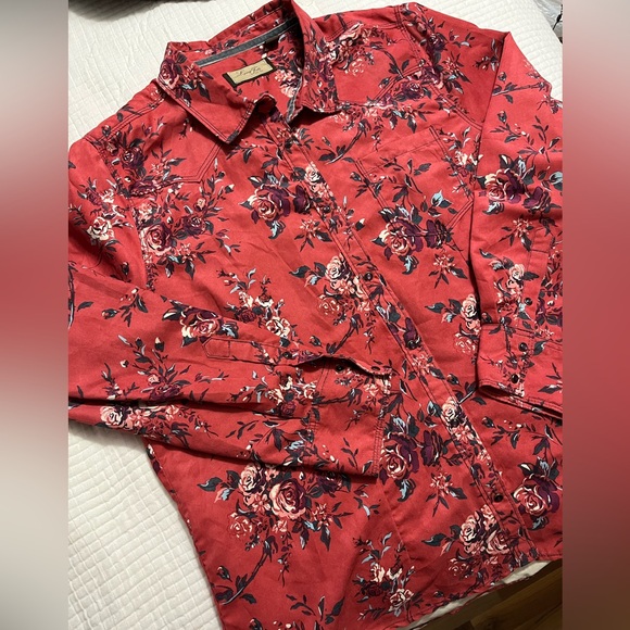 Chic Red Rose Floral Button-Down Shirt - Picture 4 of 6